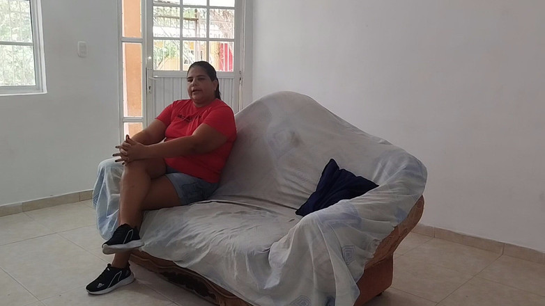 Adribella69: 나는 통통한 소녀를 만나 여분의 현금을 벌기 위해 내 집에 그녀를 초대했고 우리는 정액으로 가득 찬 그녀의 엉덩이를 떠나 섹스하게되었습니다.