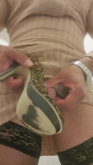 Coco Channy de Sad: Kočička masturbuje a stříká do fetiš bot s vysokými podpatky