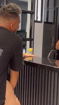 Zahýbám své těhotné ženě se svou nevlastní sestrou na naší párty a ona se nakonec připojí k velmi sexy trojce