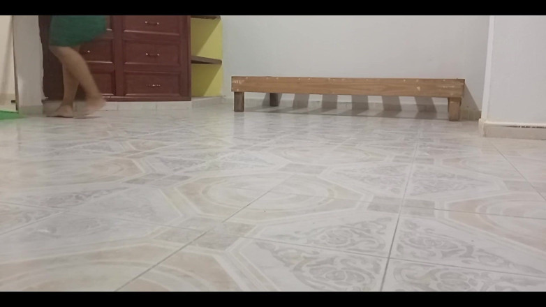 Karmicoxv: Vizinha gordinha limpando seu novo apartamento