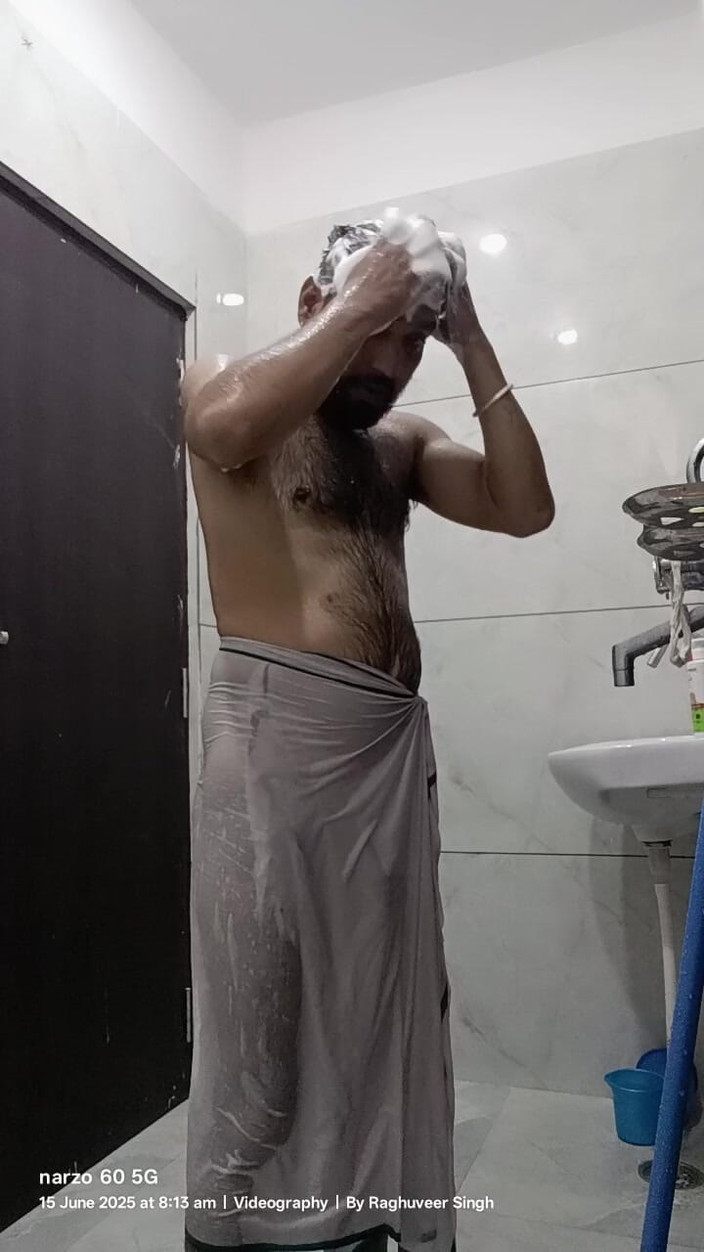 Rajasthani-old-lover: Hintli adam suyun tadını çıkarıyor