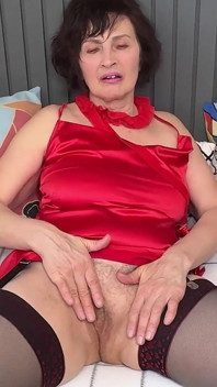 Nadržená babička v silonkách a vysokých podpatcích masturbuje se sexuálními hračkami