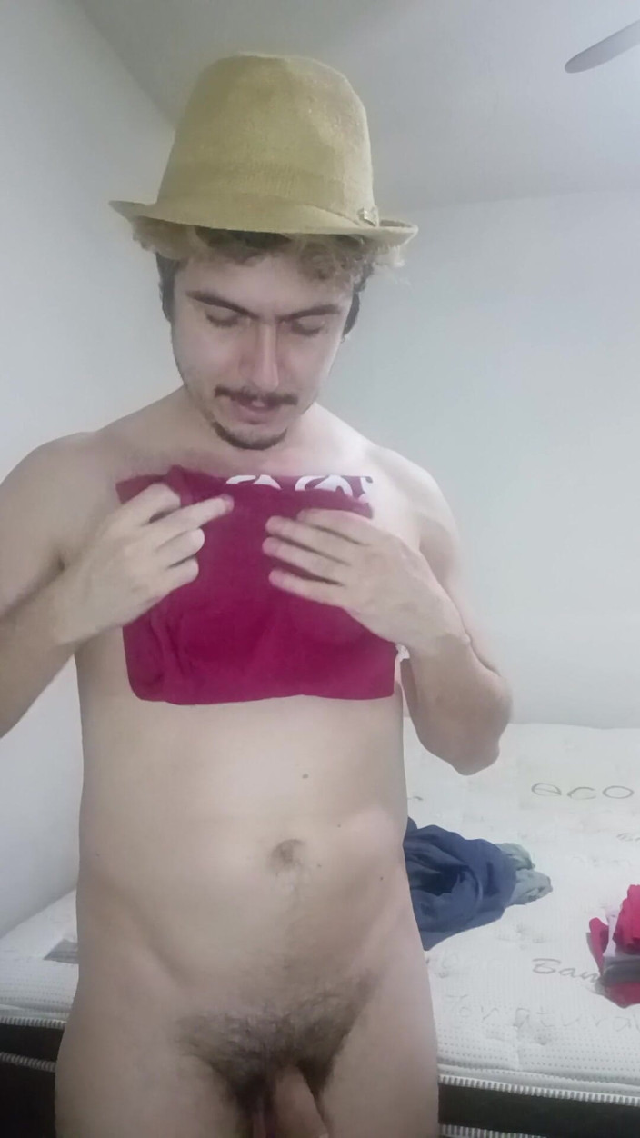 Tabasco Jake: Pohledný chlap skládá prádlo nahý