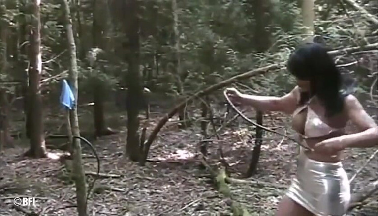 Femdom Bitches: Sodomie et flagellation en plein air