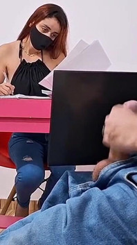 Une Branlette Risquée Pour Une Réceptionniste Qui a Surveillé Mon Érection!