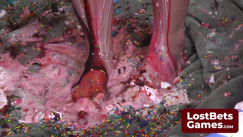 Lost Bets Games: Um jogo de strip facial tentador onde as meninas se...