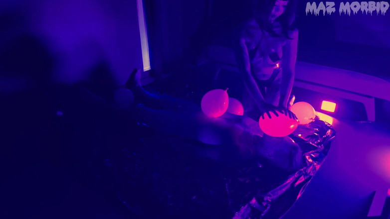 KinkyFemdomTV: Uv poskakování balónkem a sezení na obličeji ft paní Patricia