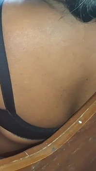 Peituda asiática gostosa