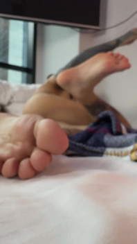 Liten människa försöker ta sig in i min anus