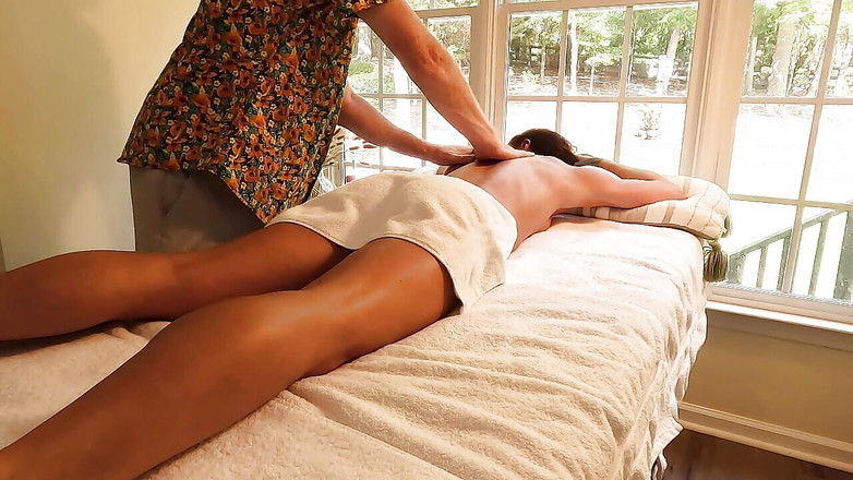 littlebuffbrunette: 官能的なオイルマッサージはセックスにつながる