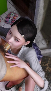 Une Asiatique sexy suce une bite dans une salle de bain avec une douche de pluie dorée