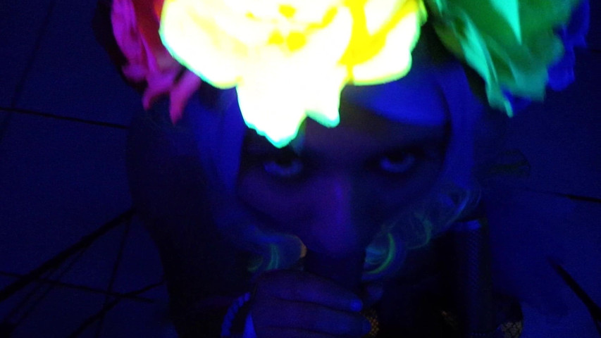 Black Light Cock Sucking (Vicki Vixen)