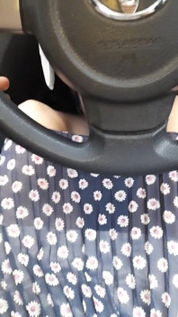 Porra vestindo mini saia chiffon com forro de cetim