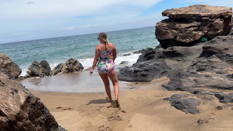 Emma Voyeur: Public Pee Terdesak Di Pantai