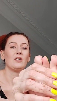 Russische sinnliche MILF masturbiert ihre haarige muschi. Verehre meine leckeren löcher! Ginnagg