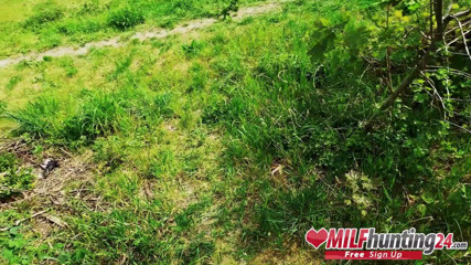 MILF Hunter 24: 熟女猎人在公园里钉着Priscilla！（中文）
