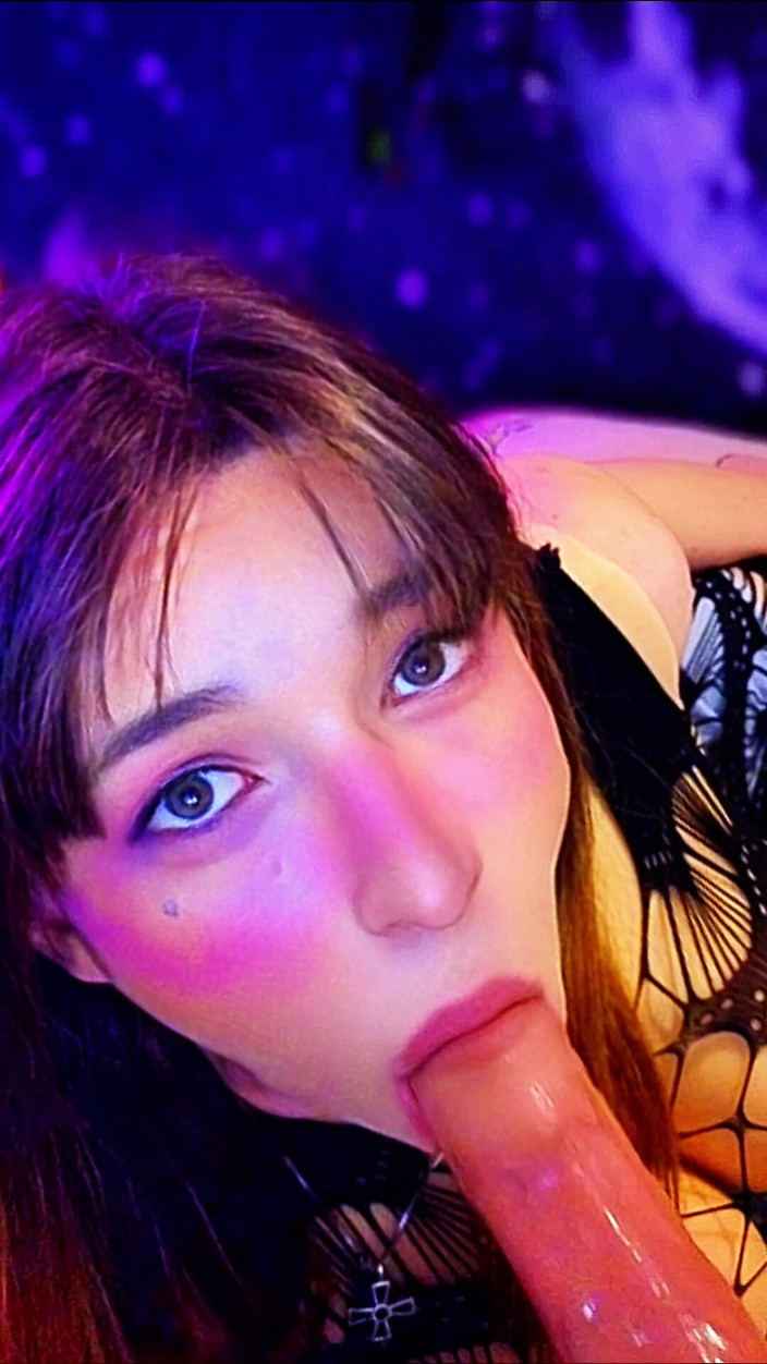 Bella Roar: 美しいトランス女性が大きなチンポをしゃぶるのが大好き