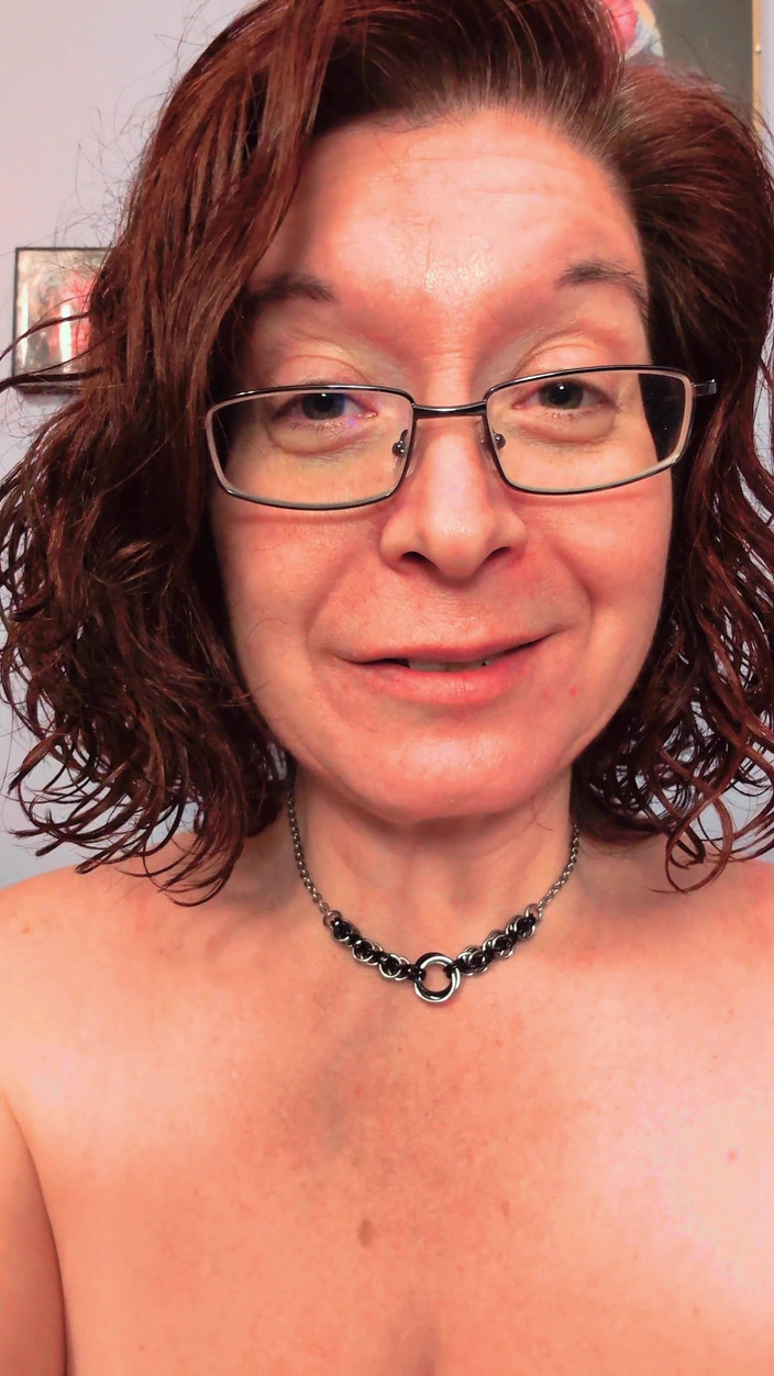 Elianna: La tua ragazza miLF in calze a rete, sai dove...