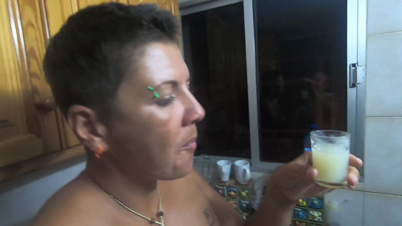 bekycarril: Novia bebe mucho semen guardado de un vidrio