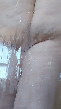 視点:こっそりシャワーを浴びているのを見ている