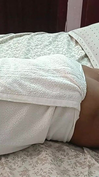 Massager memberikan urutan buah dada kepada isteri -2