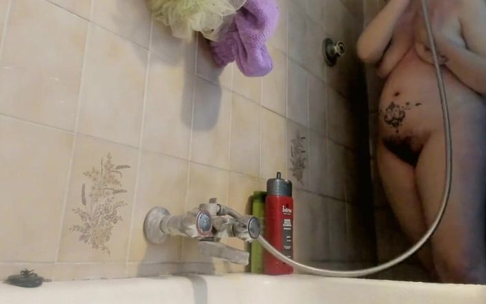 Nicoletta Embassi: Tu hermosa italiana en la ducha con su gran coño...