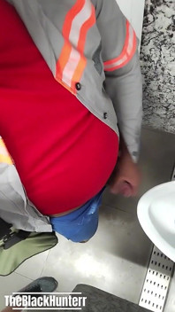 ฉันดูดควยเพื่อนร่วมงานในห้องน้ำบริษัท