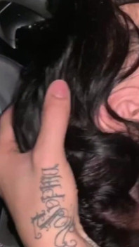 Eu contratei a prostituta para beber meu leite no carro