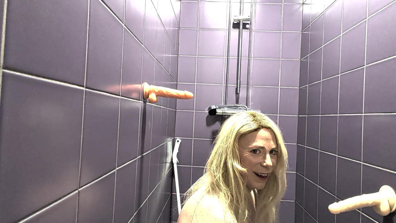 NikkiGee: Duplo vibrador no chuveiro