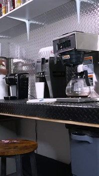 Une Barista Noire Au Cul Parfait Et À Gros Nichons Se Masturbe Au Travail