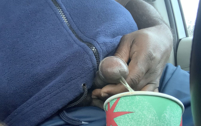 Jamdown26: Preto mijando enquanto está sentado no carro