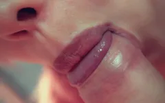 Schattige Aziatische zuigt en likt zachtjes de pik close-up pov