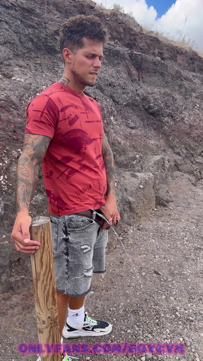 BoyGym: Kencing di luar ruangan, semoga nggak ada yang menemukanku