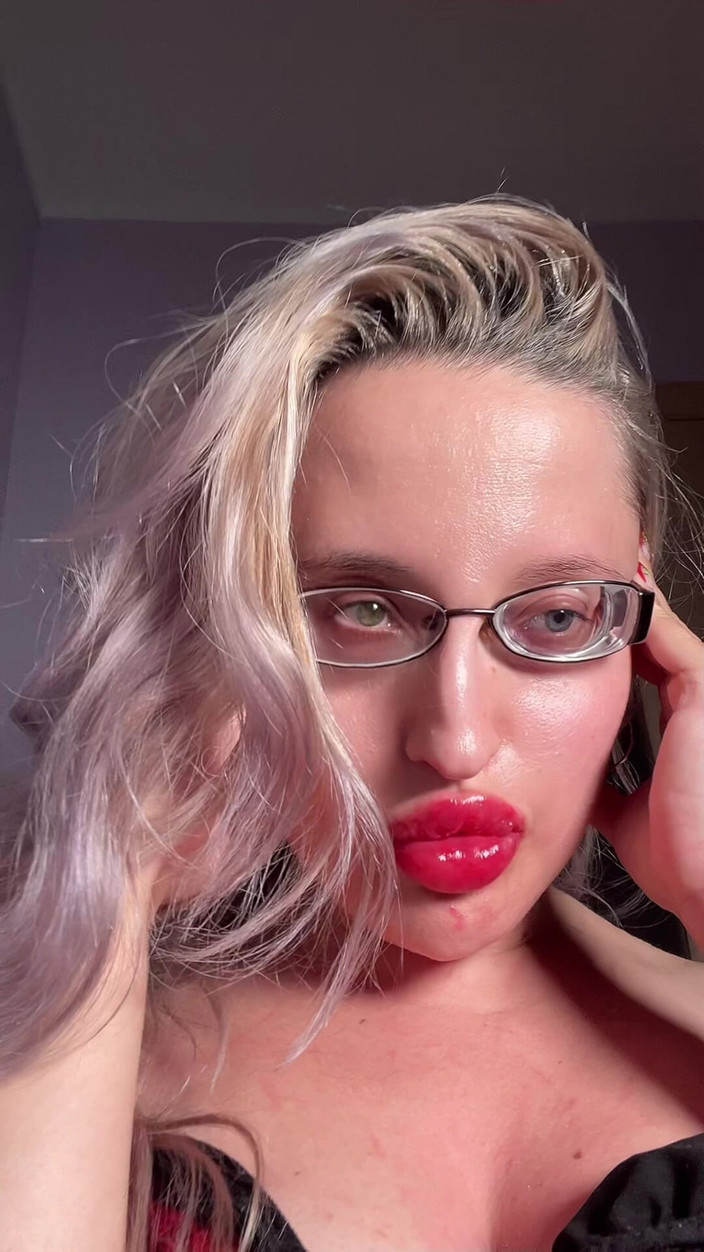 FinDom Goaldigger: Bimbo môi to thổi kèn kính mắt JOI