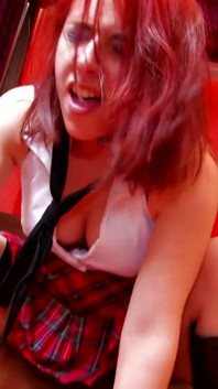 Remaja berambut merah Tania dengan tetek semula jadi memberikan seks dubur dan blowjob mendalam kepada Max Cortes