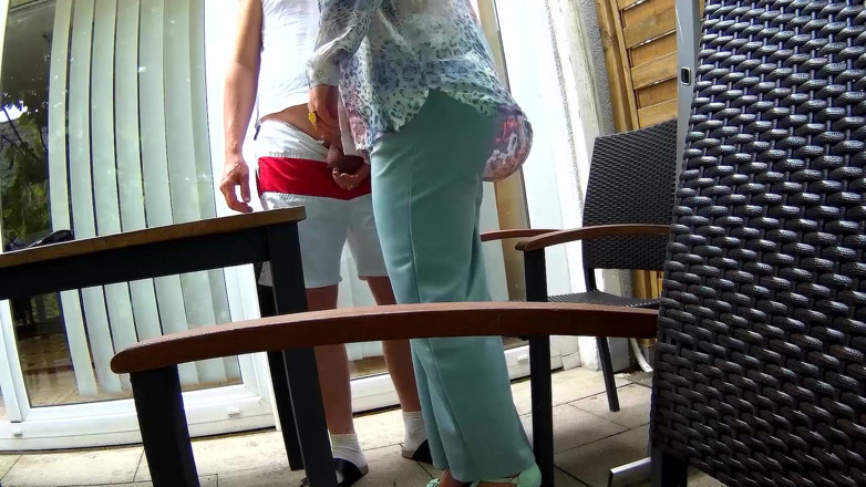 Mike Vonberg: MILF มุสลิมให้ฉันชักว่าวและอมควยแล้วกลืนน้ํากามของฉัน