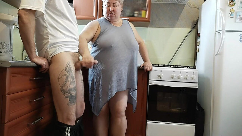 Zona901: Вранці на кухні товста жінка мастурбує мій член до камшоту