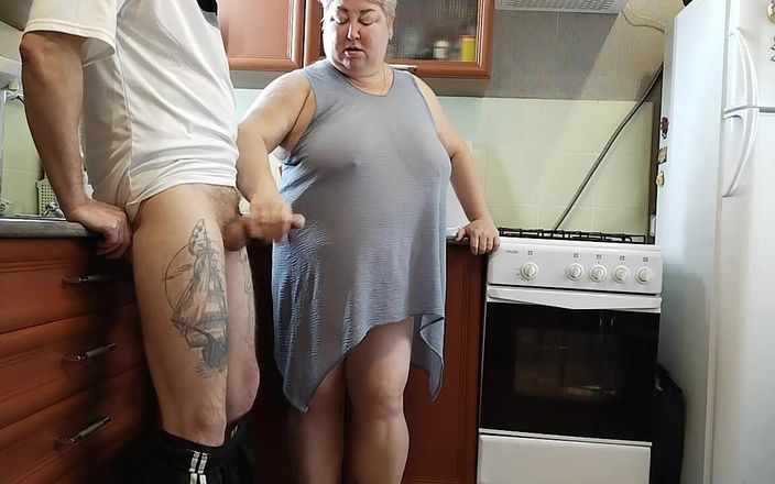 Sweet July: 早上，在厨房，一个胖女人自慰我的鸡巴射精
