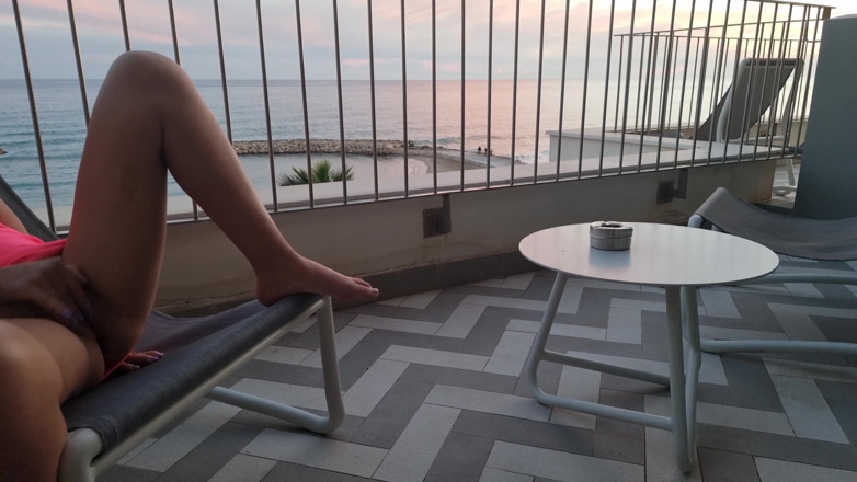 TheloveStory: Balkonda teşhir ve çıplak fışkırtma çeşmesi