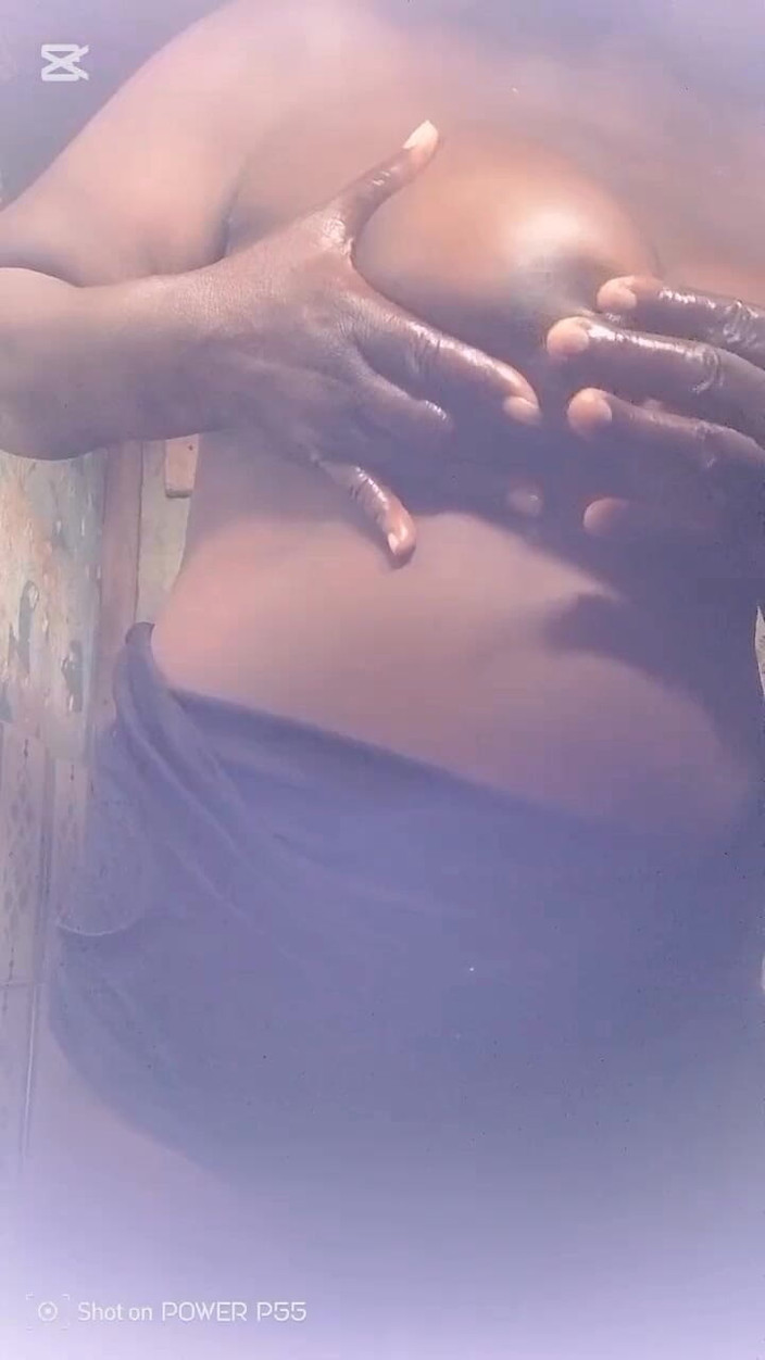 Londiq girls: Моя Мачеха Показывает Свои Сиськи Мне, Пока Я Смотрю