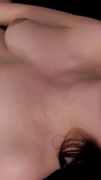 Sophia fa sesso da sola con un dildo nella sua figa