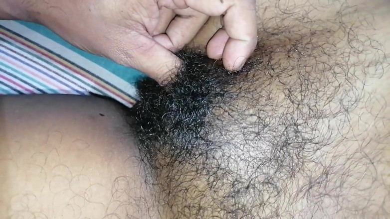 Sweety In Bed: Asiatica con tette pelose pelose folte a tutto corpo si...