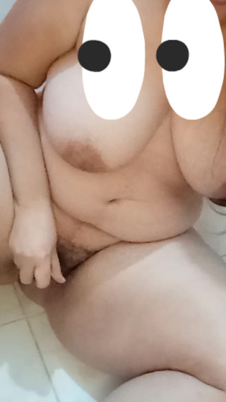 Jaky2023: 妈妈喜欢把你的鸡巴放在她的奶子之间