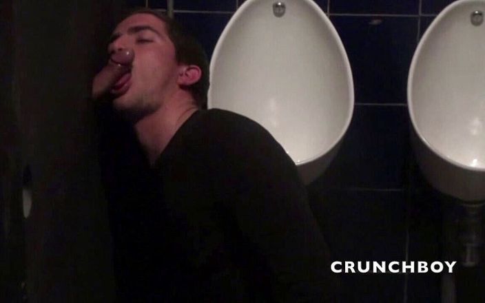 Raw French Bad boys: Шлюшка сосала член в глорихолах в туалете