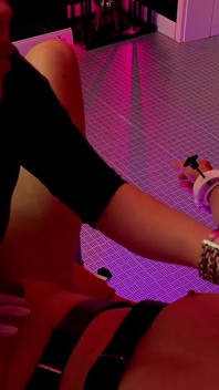 Miss Alessa Milano Esclava Anal Follando, Clavando, Chupando Los Dedos En La Silla De Ginecólogo Por Amante Alemana Parte 2