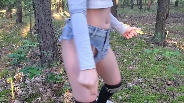 Georg: Pria itu lagi nonton memek dan pantatku. Lalu dia melihatku...