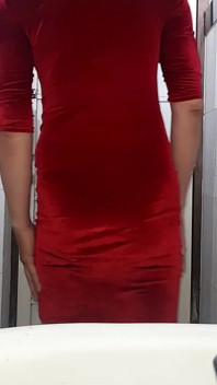 Travestito sborra dentro un sexy abito di velluto