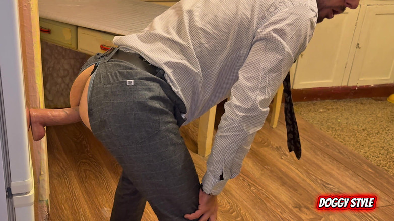 Werther1: Un domn în costum își fute vaginul pe masă până ejaculează