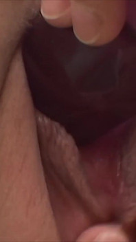 Mengongkek pepek blonde ketat di atas katil dengan dildo besar sehingga dia merintih