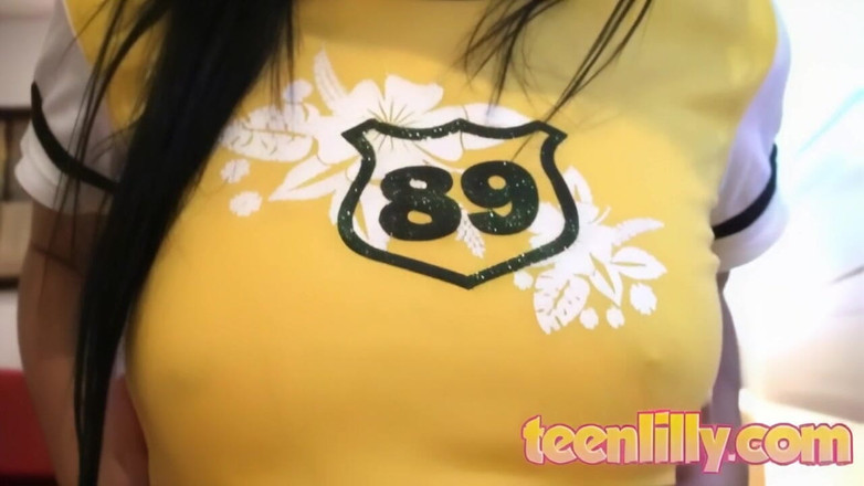 Teen Lilly: Sevimli latin genç kız tıraşlı amını parmaklıyor